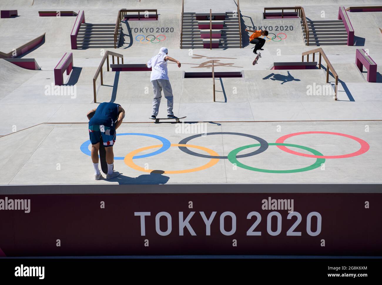 Tokyo, Japan. 21st July, 2021. Feature, athletes in action on the course, in front of them the Olympic rings and the lettering Tokyo2020 Skateboard Training of Men, Skateboarding Training - Men`s Street in Ariake Urban Sports Park, on 07/21/2021 Summer Olympics 2020, from 07/23 to 2021. - 08.08.2021 in Tokyo/Japan. Â Credit: dpa/Alamy Live News Stock Photo